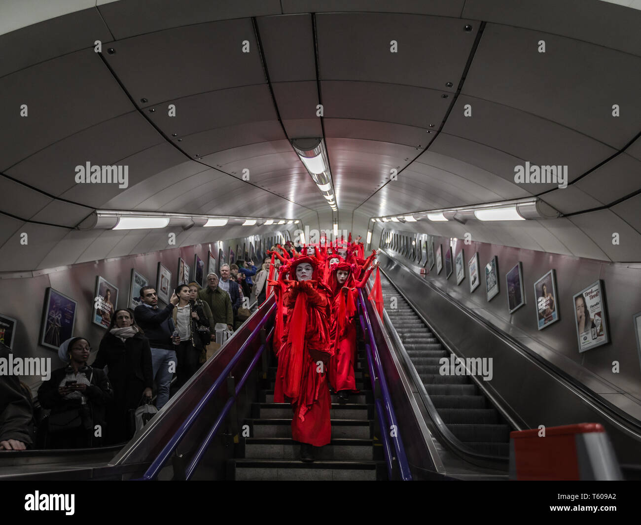 Rébellion Extinction activiste environnemental, le groupe-brigade rouge vu protester à la station de métro de Bond Street le 25 avril 2019 à Londres Banque D'Images