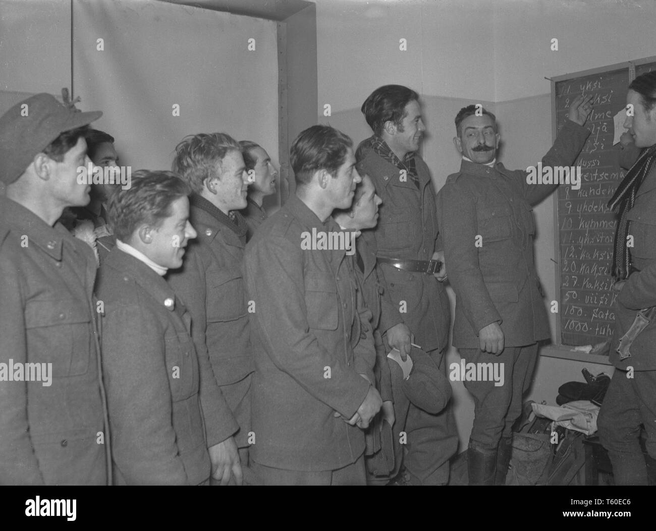 La guerre d'hiver. Un conflit militaire entre l'Union soviétique et la Finlande. Il a commencé par une invasion soviétique en novembre 1939 lors de l'infantery soviétique ont franchi la frontière sur l'isthme de Carélie. Environ 9500 soldats volontaires suédois ont participé à la guerre. Des soldats volontaires suédois obtient l'éducation à comprendre mots finnois et des chiffres. Janvier 1940. Kristoffersson Photo ref 103-14 Banque D'Images