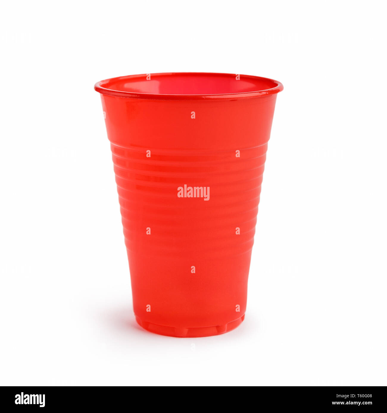 Tasse en plastique rouge sur blanc Banque D'Images