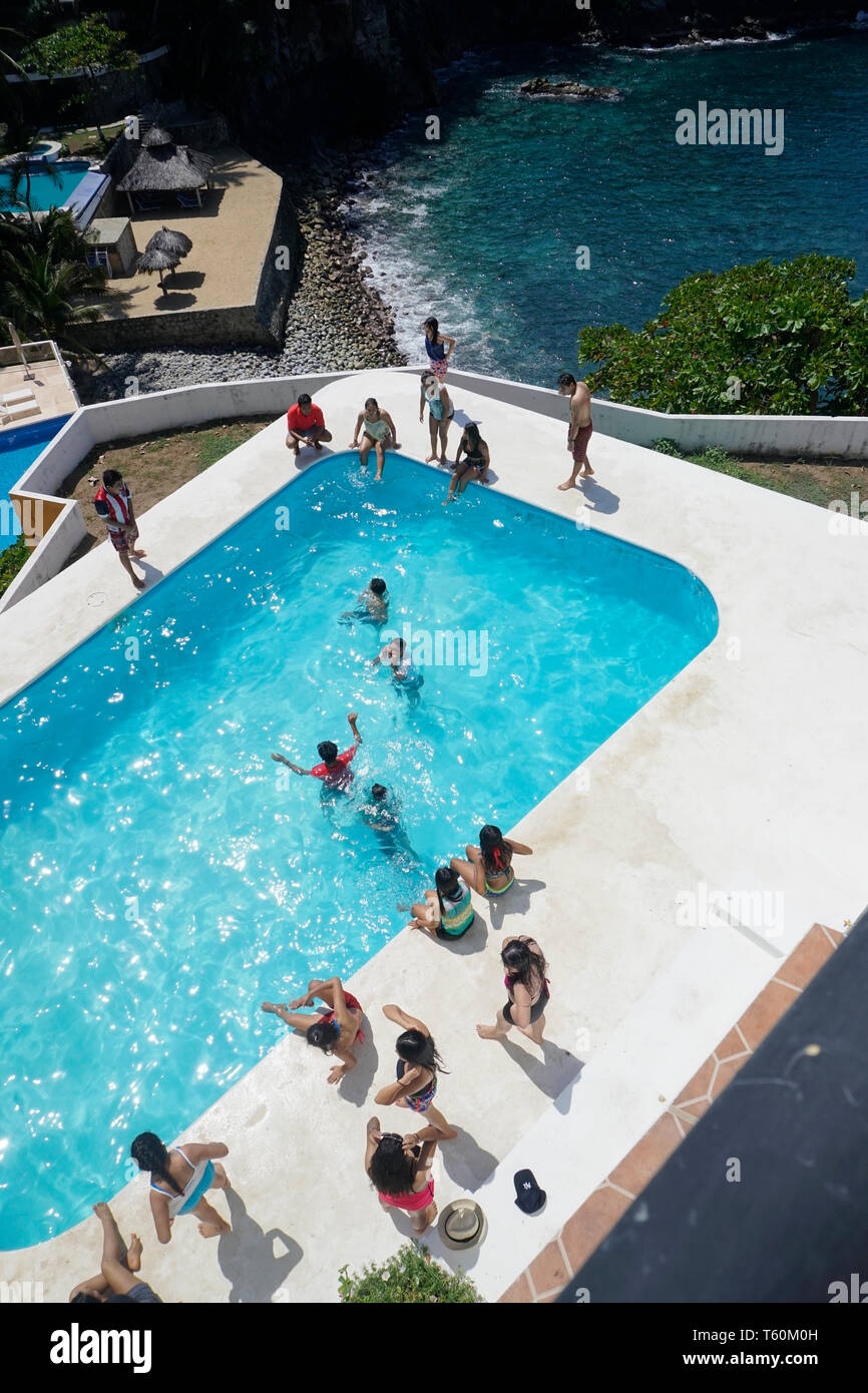 Les adolescents ayant un pool party à Acapulco, Mexique Banque D'Images