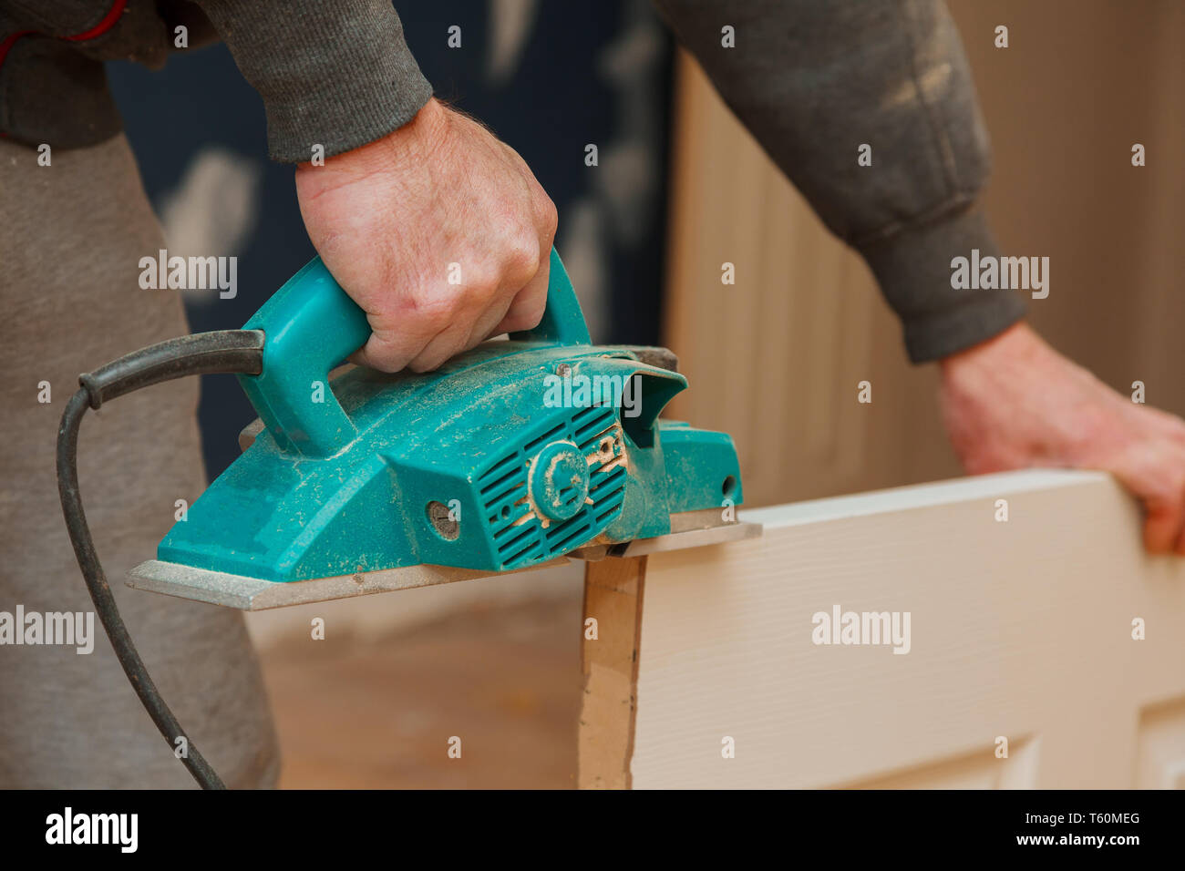 Man hands holding scie circulaire et se préparer à faire une coupe de bois processus porte nouveau remodelage hous Banque D'Images