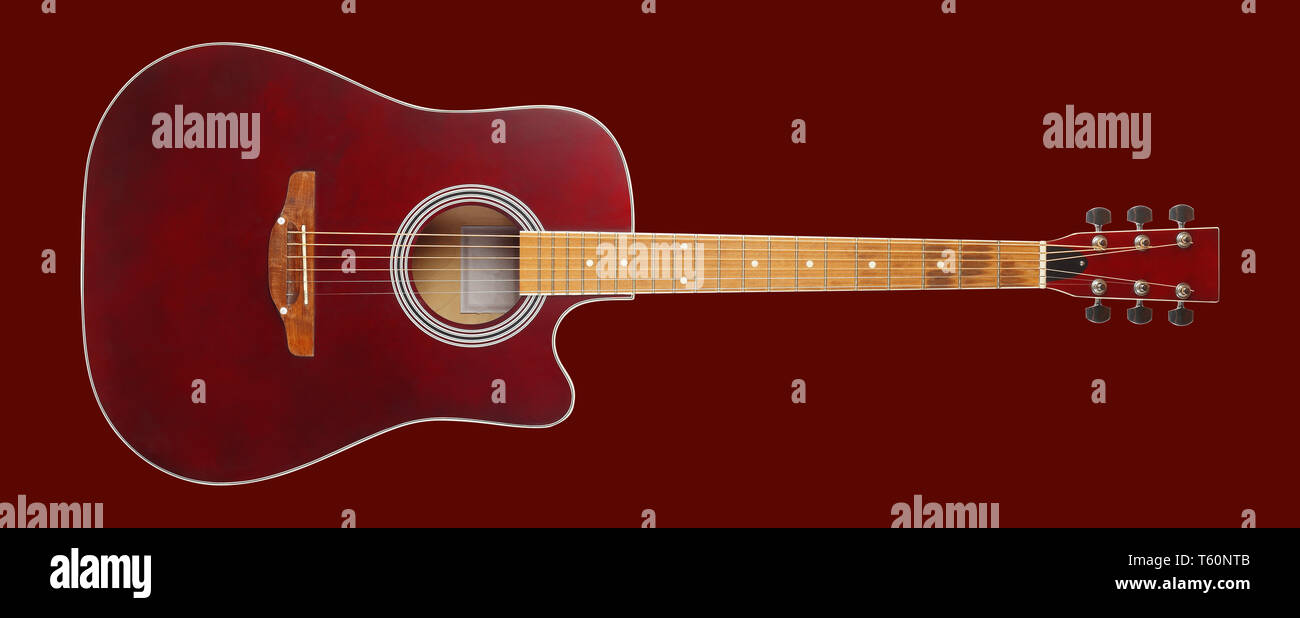 Instrument de musique - vue avant brown cutaway electric guitare acoustique sur un fond rouge. Isolé Banque D'Images