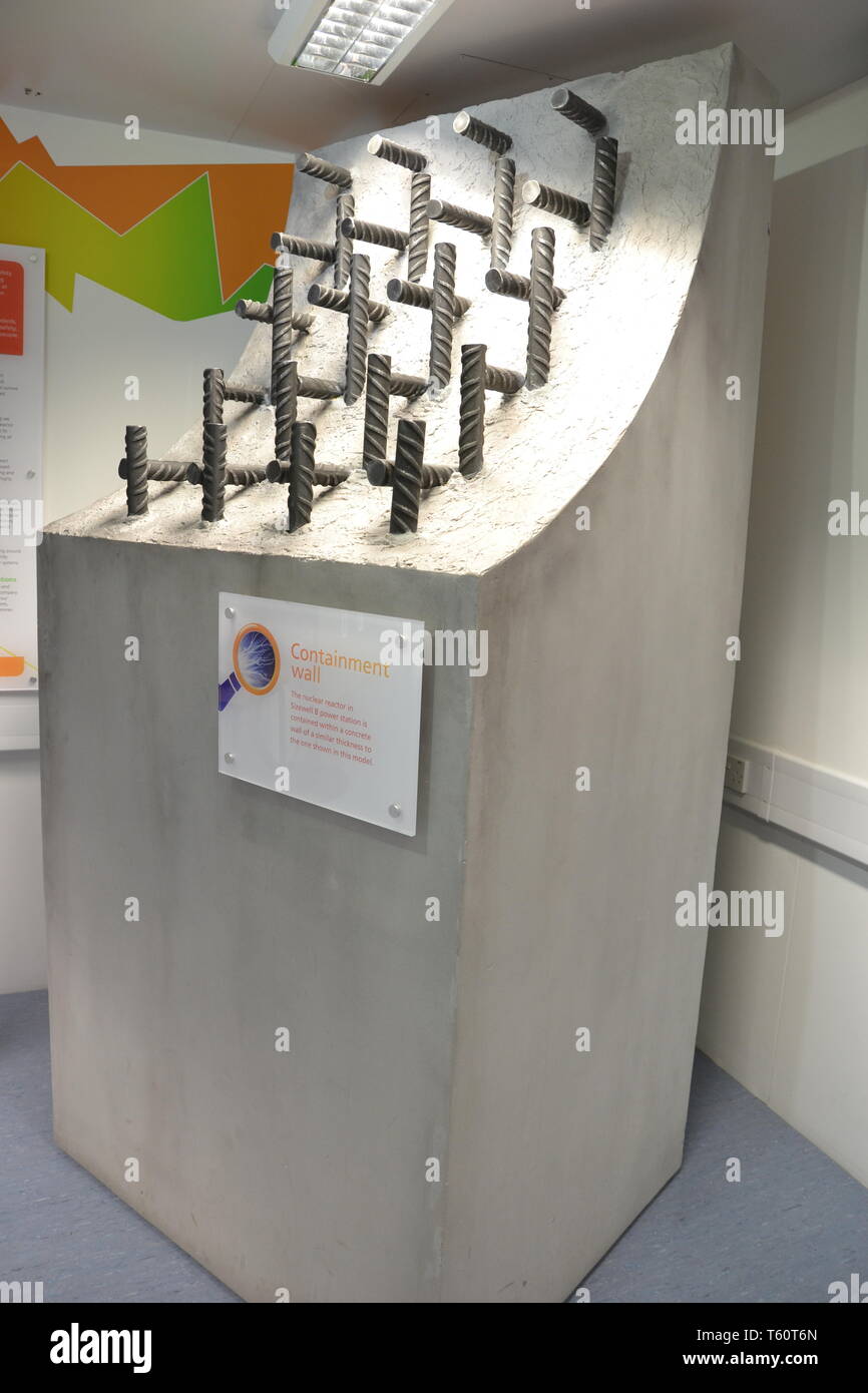 Exemple d'un mur de retenue à la centrale nucléaire de Sizewell. Centre des visiteurs, à l'intérieur de la centrale nucléaire d'EDF, Sizewell Suffolk, UK. Banque D'Images