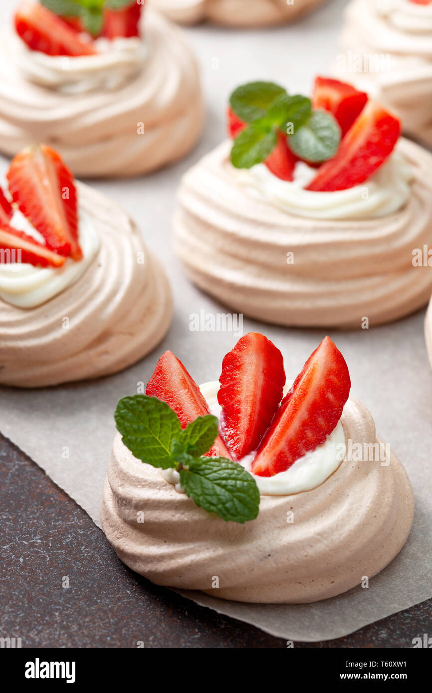 Minis gâteaux au chocolat pavlova fraises close-up Banque D'Images