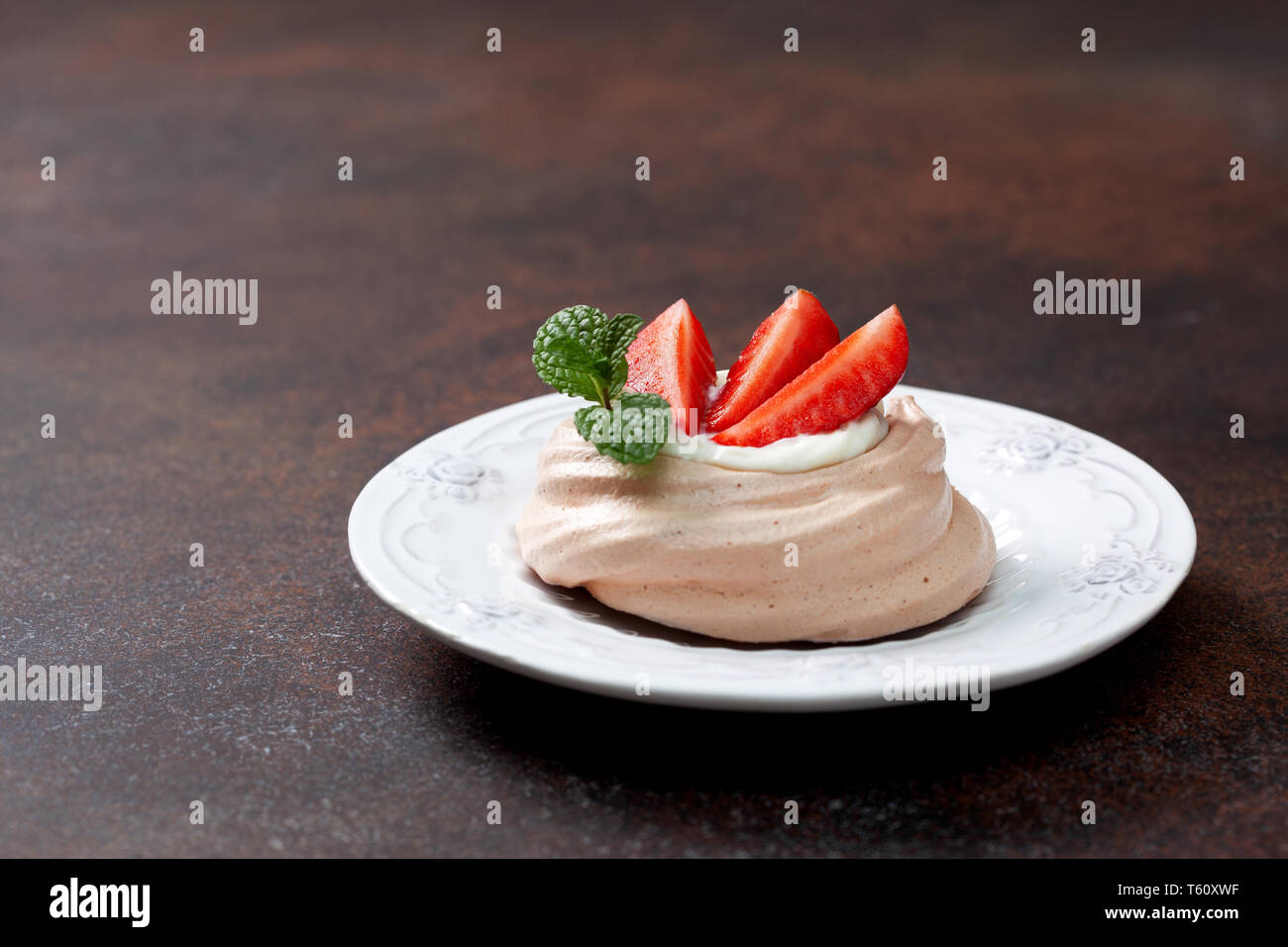 Minis gâteaux au chocolat pavlova fraises close-up Banque D'Images