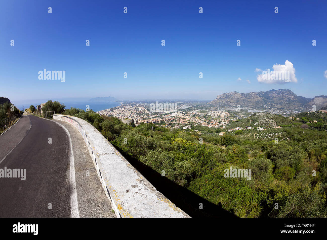 Voir à partir de la route à Terracina. C'est une commune italienne de la province de Latina. Italie Banque D'Images
