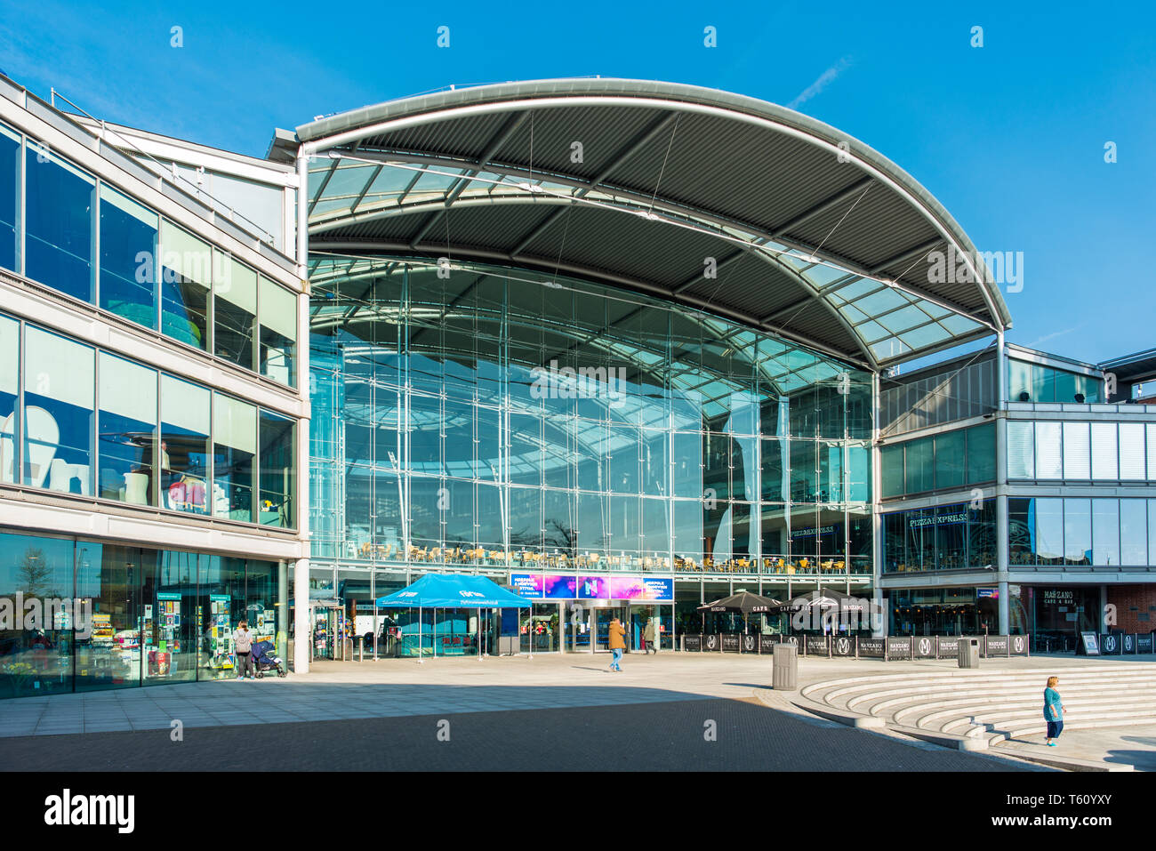 Le Forum du millénaire, Plaine, Norwich, Norfolk, Angleterre, Royaume-Uni. Banque D'Images