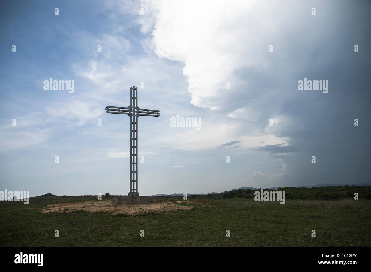 Une croix chrétienne, une formation de nuages et de soleil, un magnifique arrière-plan mystérieux Banque D'Images