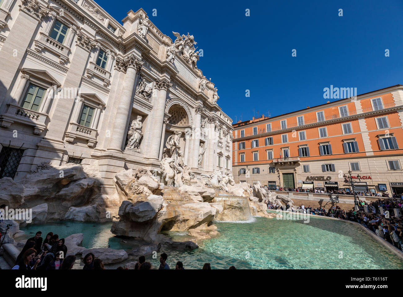 Rome, Italie - 3 mars 2019 : c'est la plus grande et l'une des plus célèbres fontaines à Rome et parmi les plus célèbres fontaines dans le monde. Construit en Banque D'Images