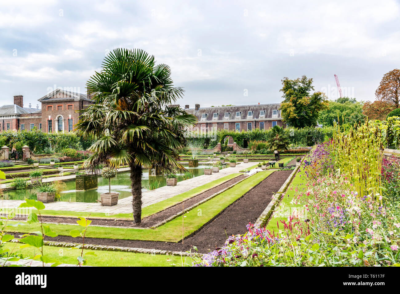 Jardin de Kensington Palace avec le palais en arrière-plan Banque D'Images