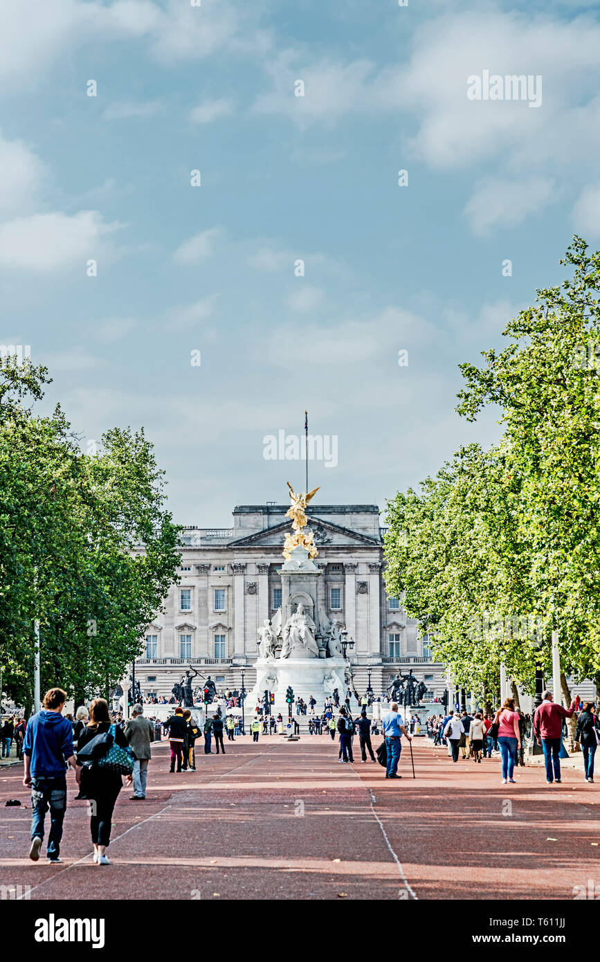 Buckingham Palace, Londres avec la statue de la reine Victoria à l'avant Banque D'Images