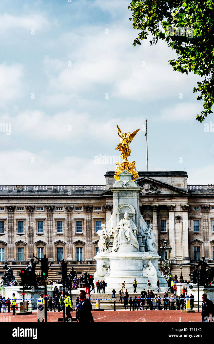 Buckingham Palace, Londres avec la statue de la reine Victoria à l'avant Banque D'Images