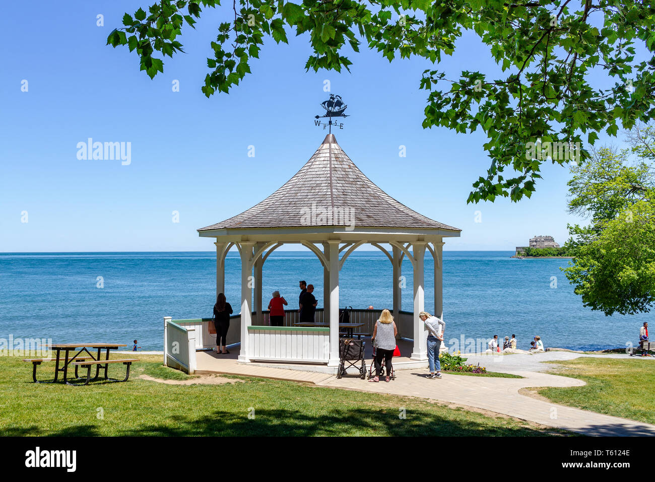 Niagara on the Lake, Ontario, Canada, 14 juin 2018 : le long de la rivière Niagara gazebo blanc en été, dans Queen's Royal Park, où les touristes pause pour Banque D'Images