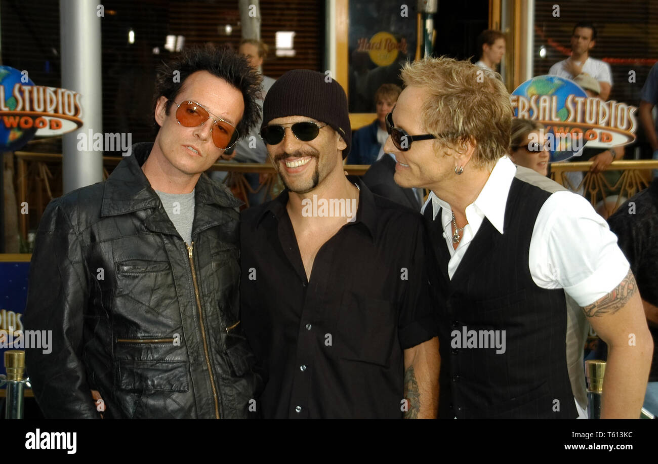 Scott Weiland, Dave Kushner & Matt Sorum lors de la première mondiale de 'Hulk', qui a eu lieu à l'amphithéâtre à Universal à Universal Studios, Hollywood, CA. L'événement a eu lieu le mardi 17 juin 2003. Photo par : Fichier PictureLux / SBM référence #  33790 SBMPLX 2379 Banque D'Images