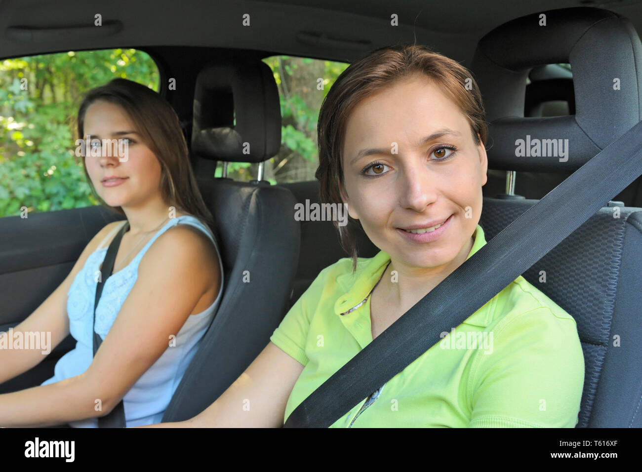 Deux jeunes femmes assise dans une voiture ceinture bouclée Banque D'Images