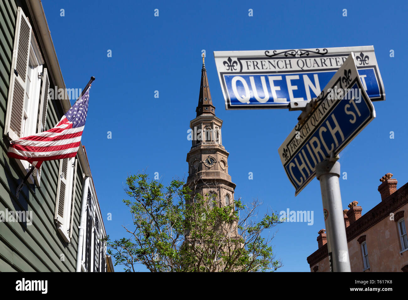 Les indications pour la rue de l'Église et de la rue Queen, à Charleston, Caroline du Sud, USA. La flèche de l'église de Saint Philippe est vu dans l'arrière-plan. Banque D'Images