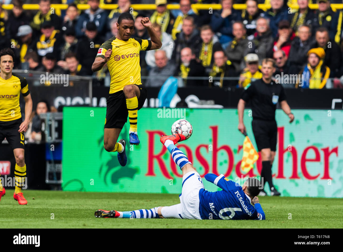 27 avril 2019 Dortmund, Allemagne football Allemand Bundesliga Borussia Dortmund v Schalke 04 L-R Abdou Diallo Borussia Dortmund et Omar Mascarell (Schalke 04) Banque D'Images