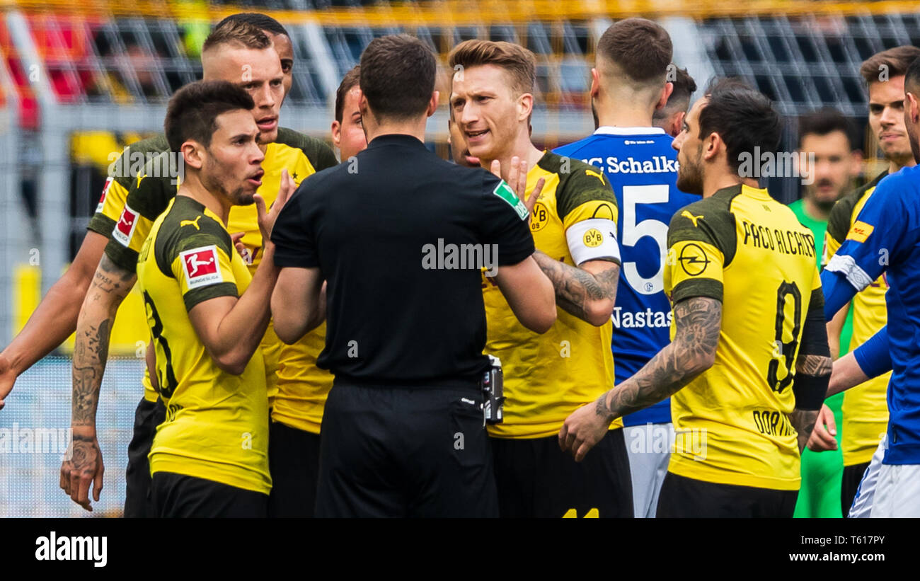 27 avril 2019 Dortmund, Allemagne football Allemand Bundesliga Borussia Dortmund v Schalke 04 L-R Scheidsrechter Daniel Siebert (Berlin) et Marco Reus de Borussia Dortmund Banque D'Images