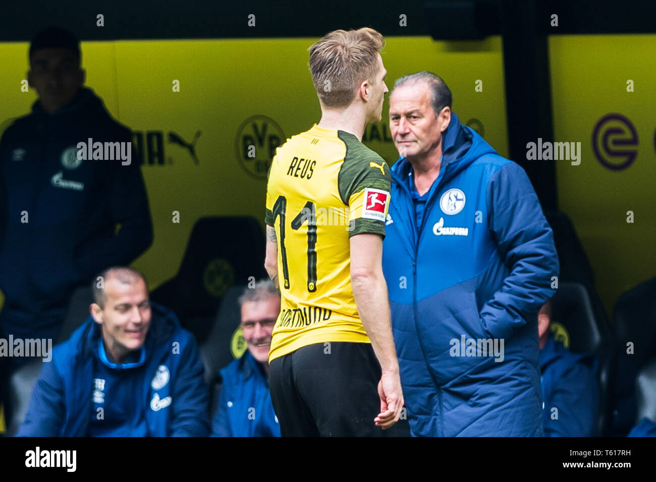 27 avril 2019 Dortmund, Allemagne Soccer Allemand Bundesliga Borussia Dortmund v Schalke 04 L-R Marco Reus de Borussia Dortmund et Huub Stevens entraîneur (Schalke 04) Banque D'Images