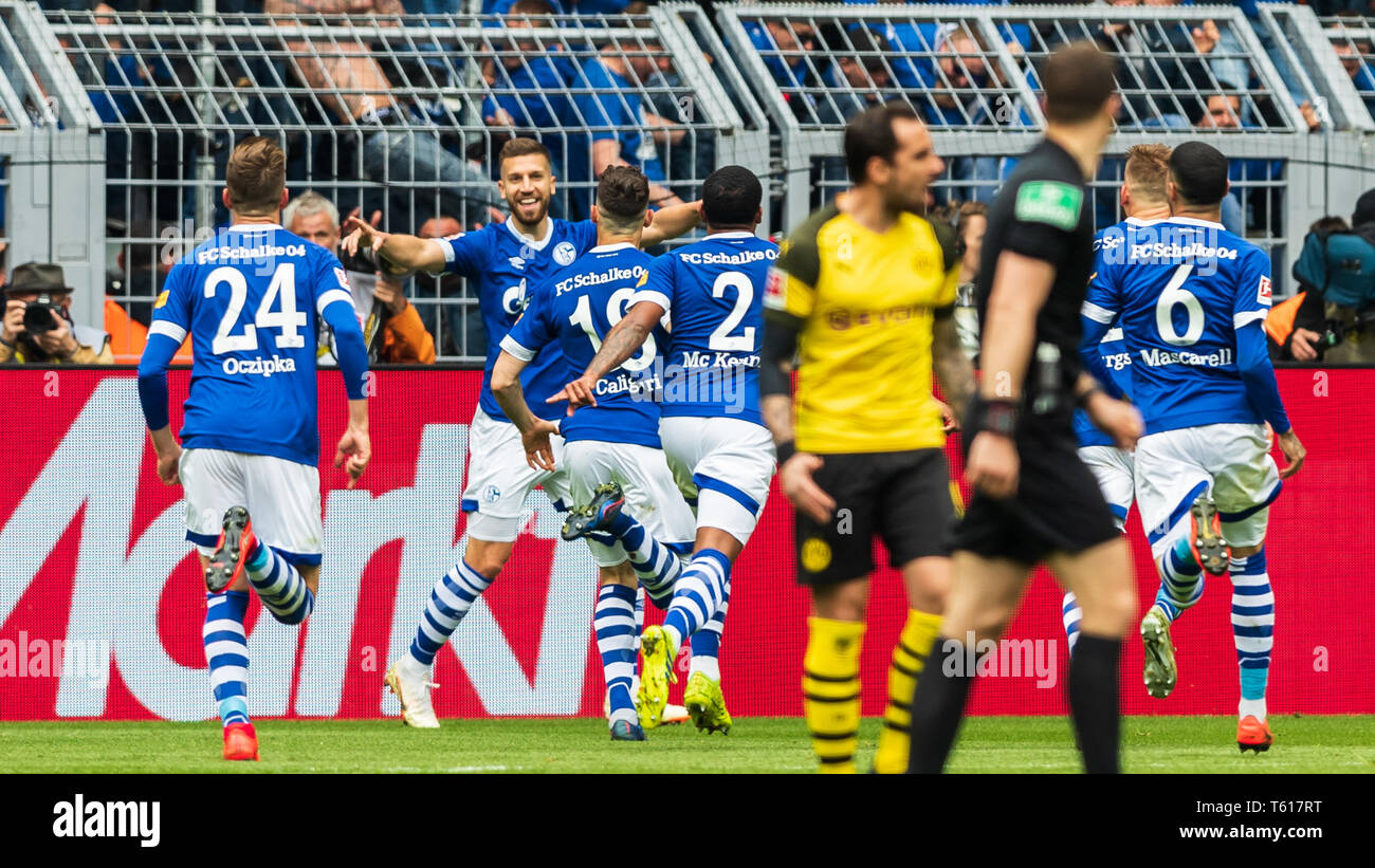 27 avril 2019 Dortmund, Allemagne Soccer Allemand Bundesliga Borussia Dortmund v Schalke 04 L-R Bastian Oczipka (Schalke 04) et Guido Burgstaller (Schalke 04) et Daniel Caligiuri (Schalke 04) et Weston McKennie (Schalke 04) Banque D'Images