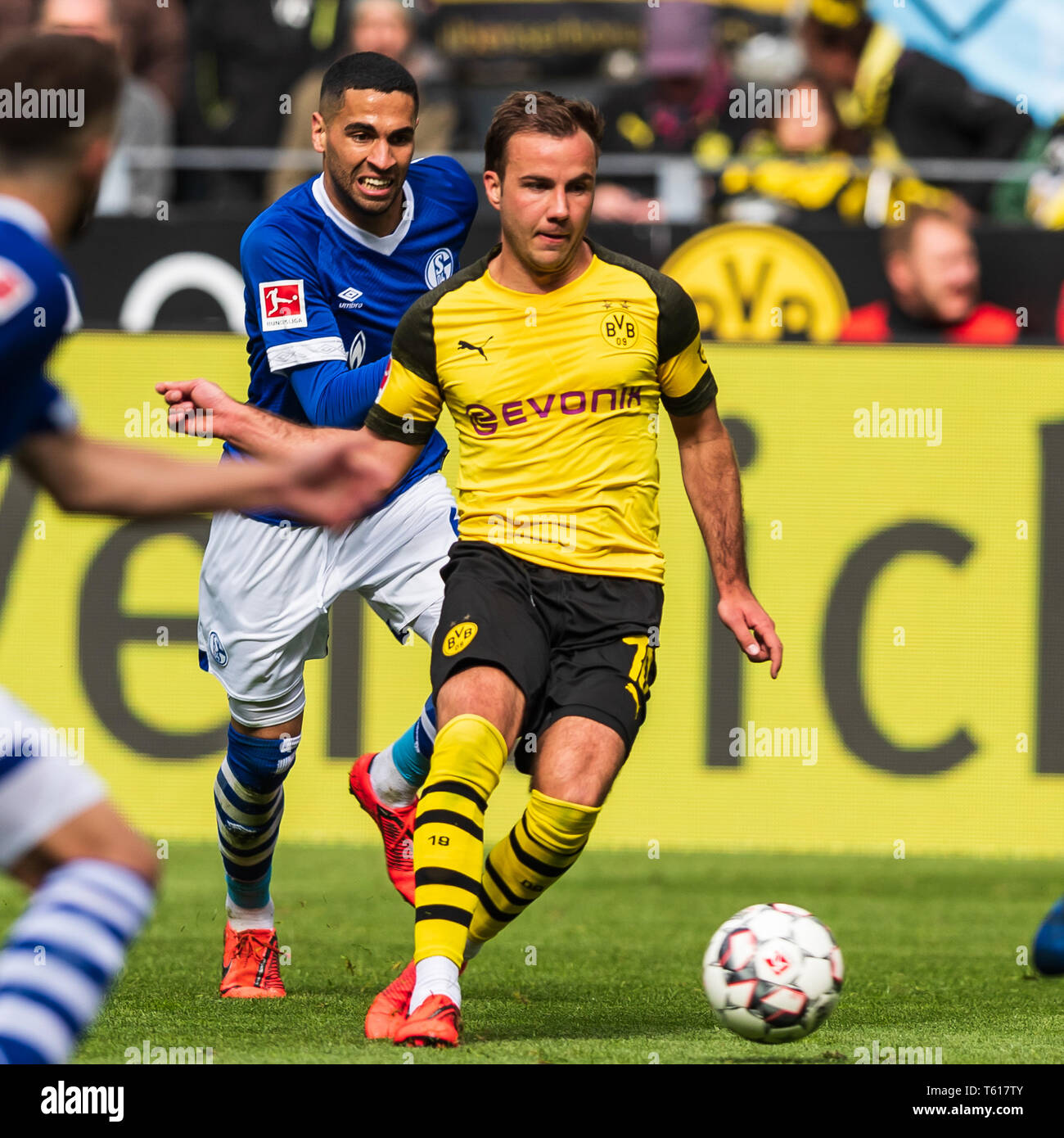 27 avril 2019 Dortmund, Allemagne Soccer Allemand Bundesliga Borussia Dortmund v Schalke 04 L-R Omar Mascarell (Schalke 04) et Mario Gotze de Borussia Dortmund Banque D'Images
