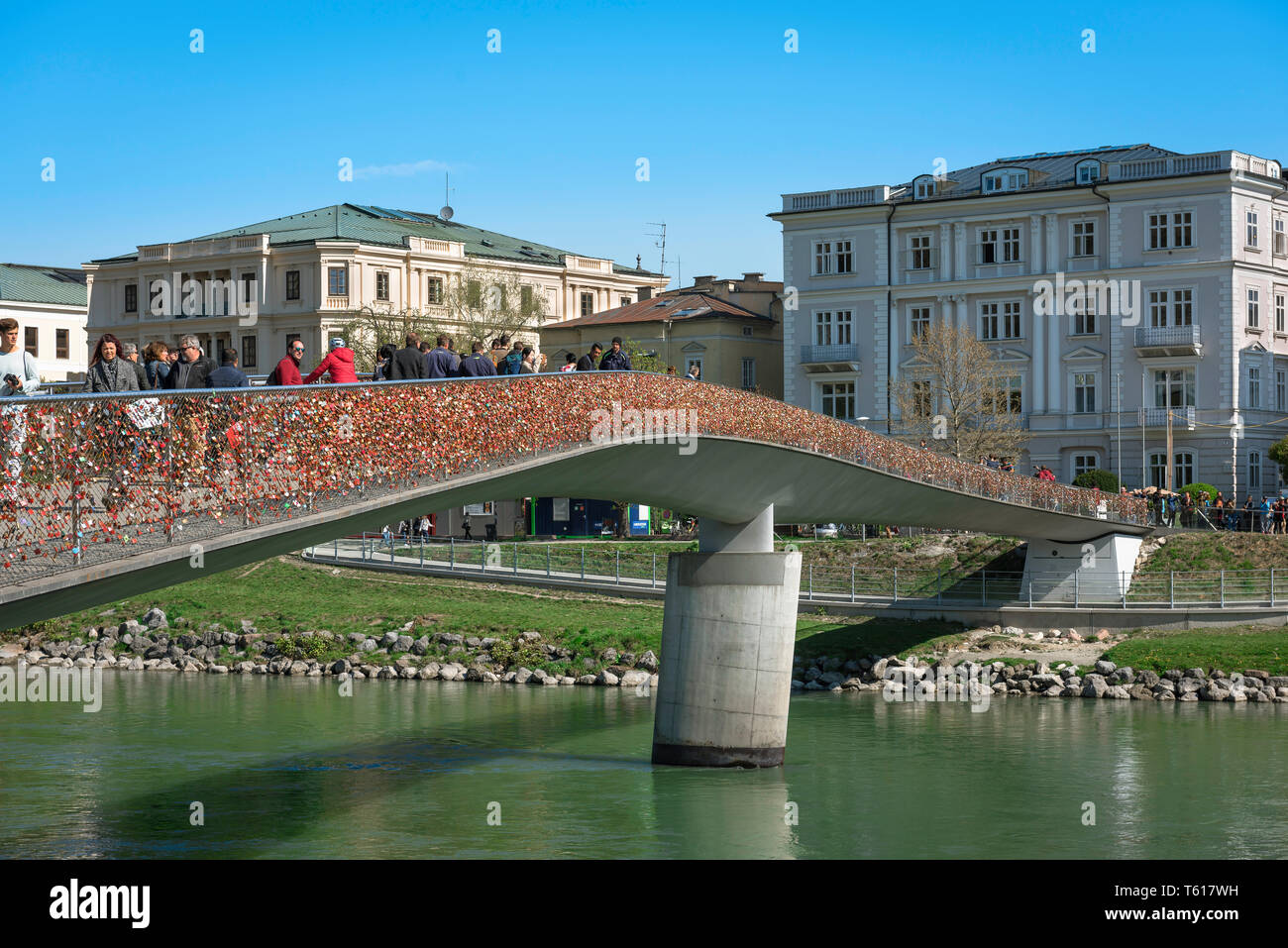 Salzbourg Makartsteg, vue un jour d'été de la Salzach et les gens qui marchent sur le pont Makartsteg dans la ville de Salzbourg, en Autriche. Banque D'Images