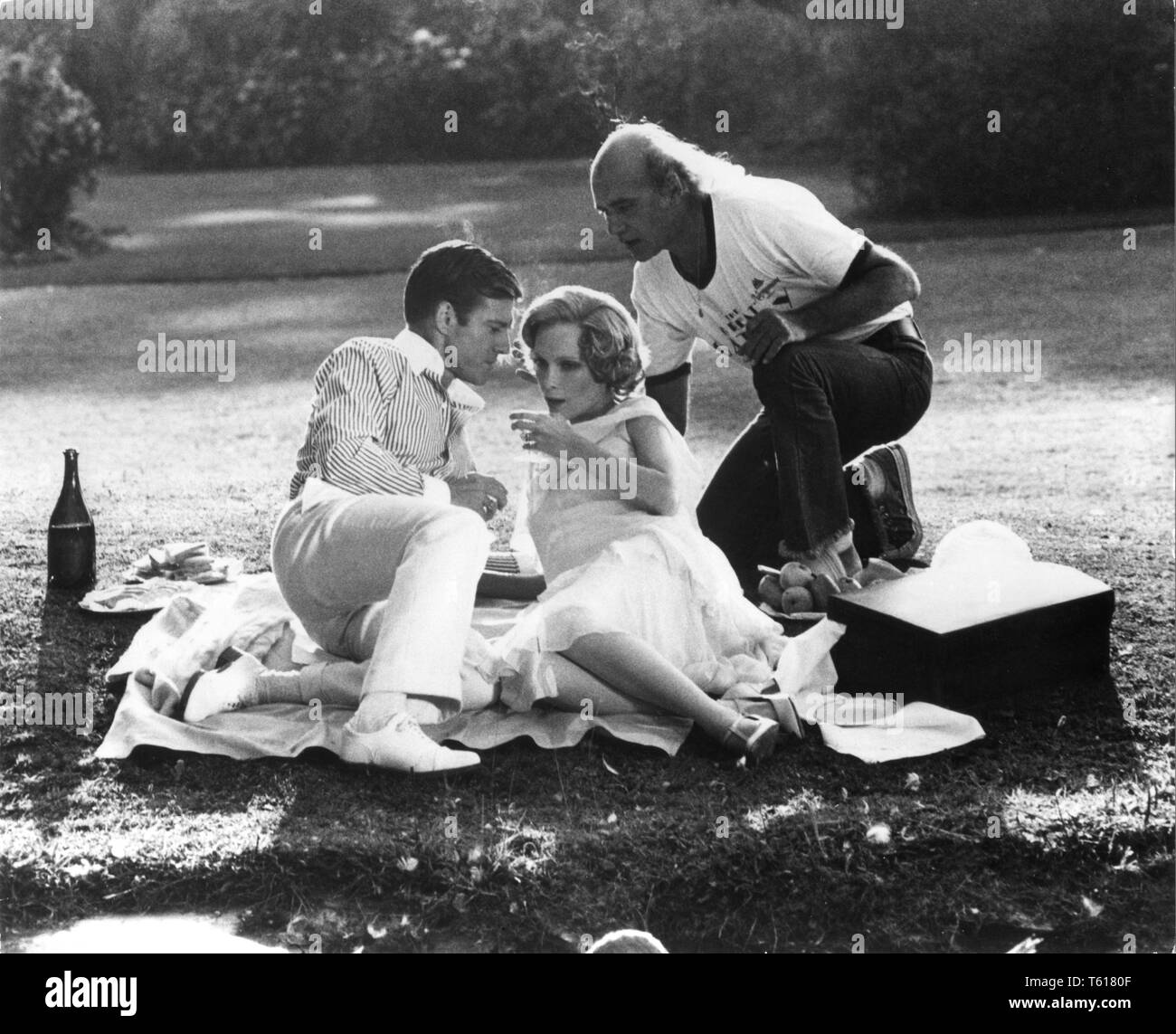 Robert Redford comme Jay Gatsby Mia Farrow en Daisy Buchanan avec le réalisateur Jack Clayton Gatsby le Magnifique 1974 emplacement sur le plateau de tournage candide roman F. Scott Fitzgerald scénario Francis Ford Coppola Newdon Productions / Paramount Pictures Banque D'Images