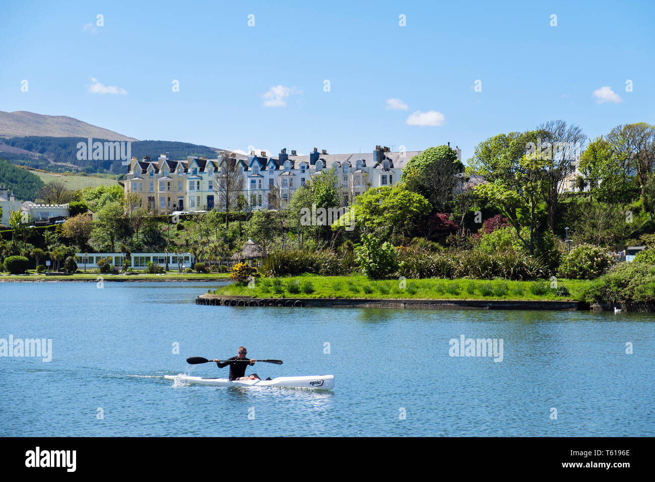 Kayak homme seul sur Mooragh lac en été. Mooragh Park, Ramsey, Ile de Man, British Isles, Europe Banque D'Images