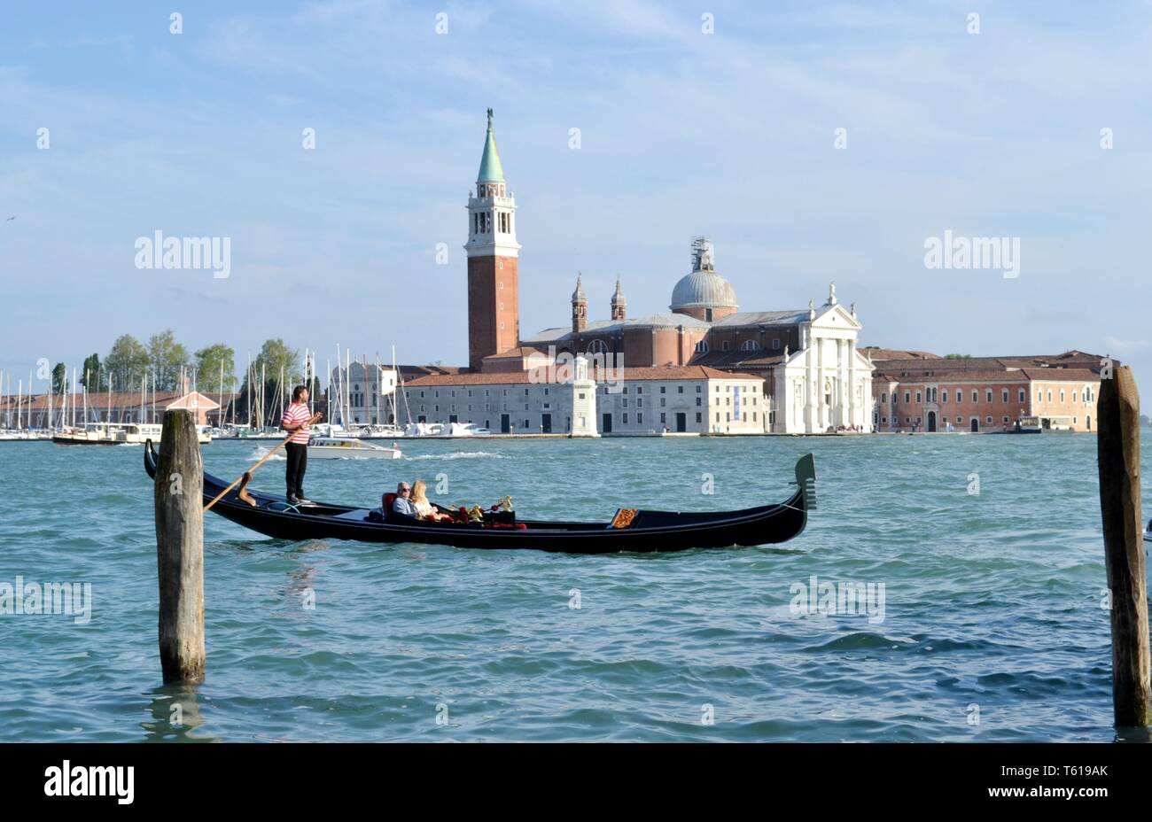 Italie/Venise - 20 Avril 2014 : une vue panoramique sur la lagune de Venise, l'île de San Giorgio Maggiore, à l'un des touristes et gondole gondolier déménagement. Banque D'Images