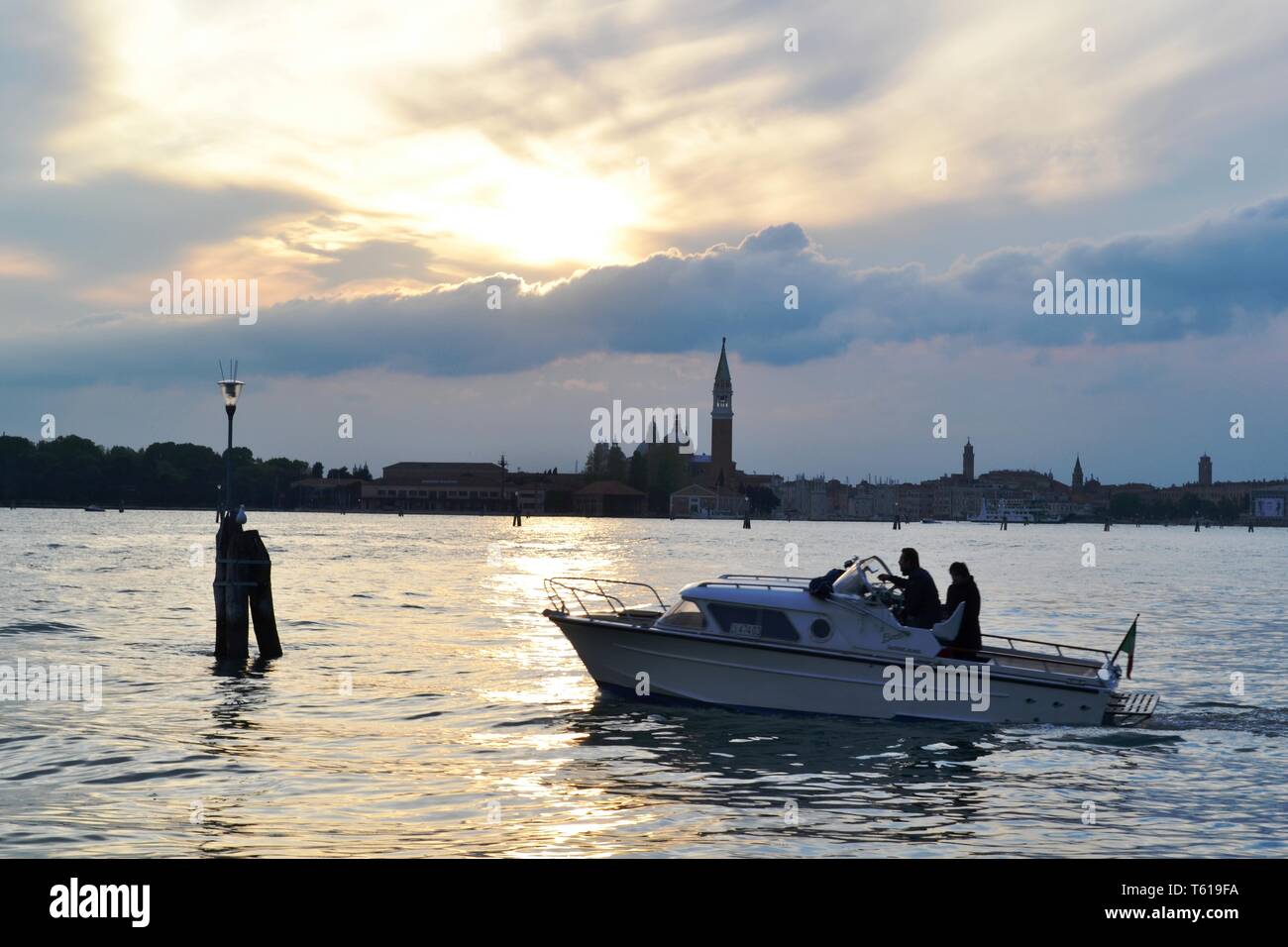 Italie/Venise - 20 Avril 2014 : vue panoramique de magnifique coucher de soleil sur la lagune de Venise, Cloudscape, paysage urbain de l'île de San Giorgio Maggiore Banque D'Images