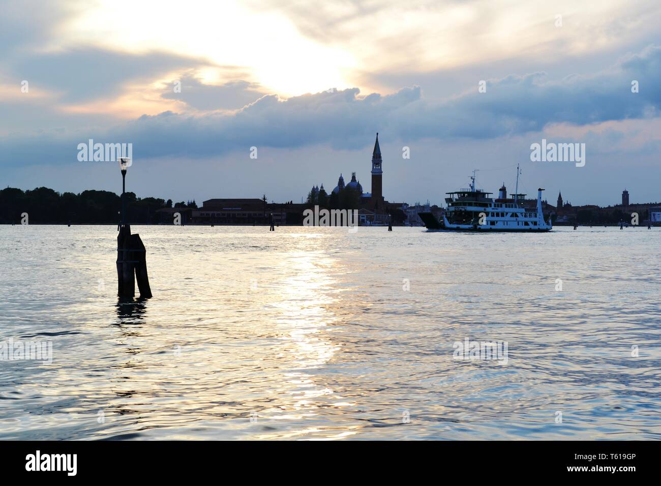 Italie/Venise - 20 Avril 2014 : vue panoramique de magnifique coucher de soleil sur la lagune de Venise, Cloudscape, paysage urbain de l'île de San Giorgio Maggiore. Banque D'Images