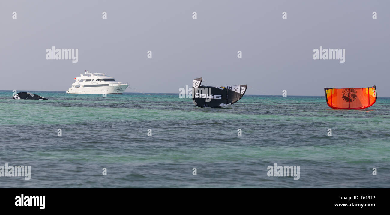 Des cerfs-volants de kitesurfing s'écrasèrent dans la mer devant un grand bateau de plongée près d'Hurghada, en Egypte Banque D'Images