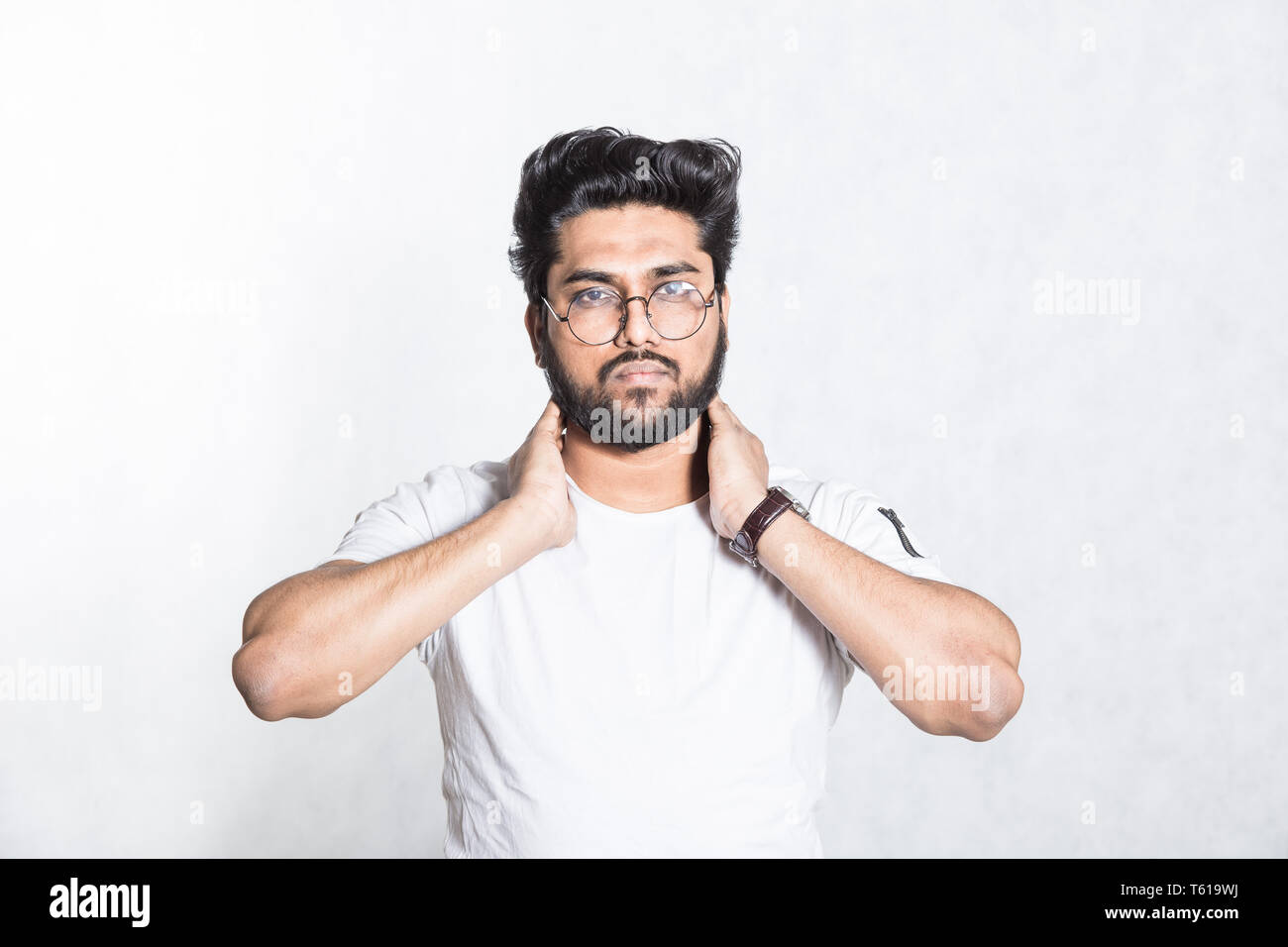 Séduisant jeune homme conserve la main sur le cou, tente de soulager la fatigue musculaire. Banque D'Images