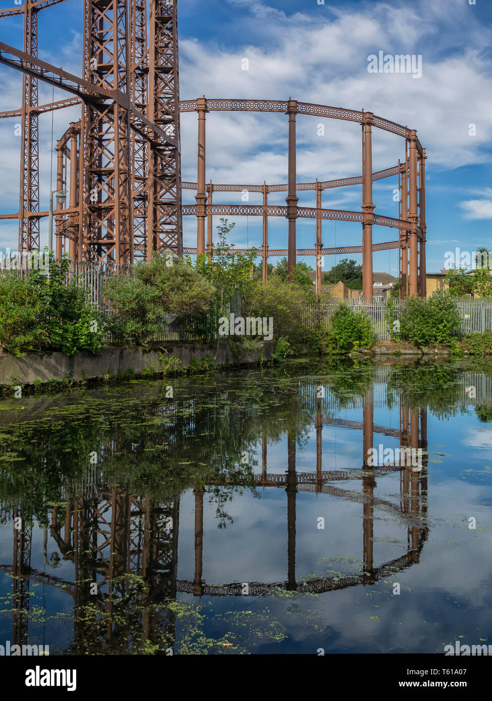 LONDRES, Royaume-Uni - 14 JUIN 2018 : vue sur le canal Regents vers les détenteurs de gaz désutilisés Banque D'Images