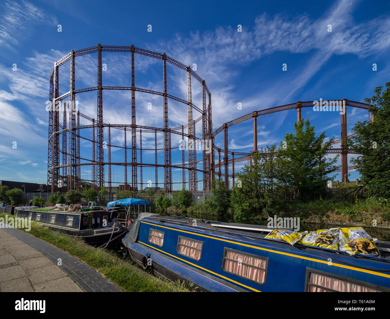 LONDRES, Royaume-Uni - 14 JUIN 2018 : vue le long du chemin de remorquage du canal Regents vers les détenteurs de gaz désutilisés Banque D'Images