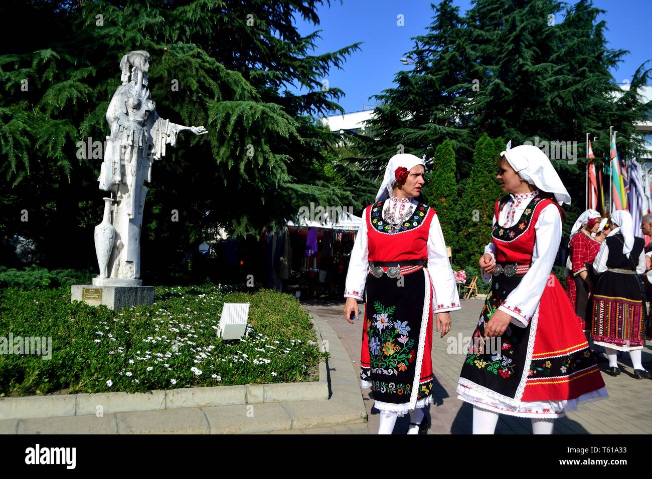 Statue femme thrace dans la récolte de roses - Rose Festival à Kazanlak. Province de Stara Zagora BULGARIE. Banque D'Images