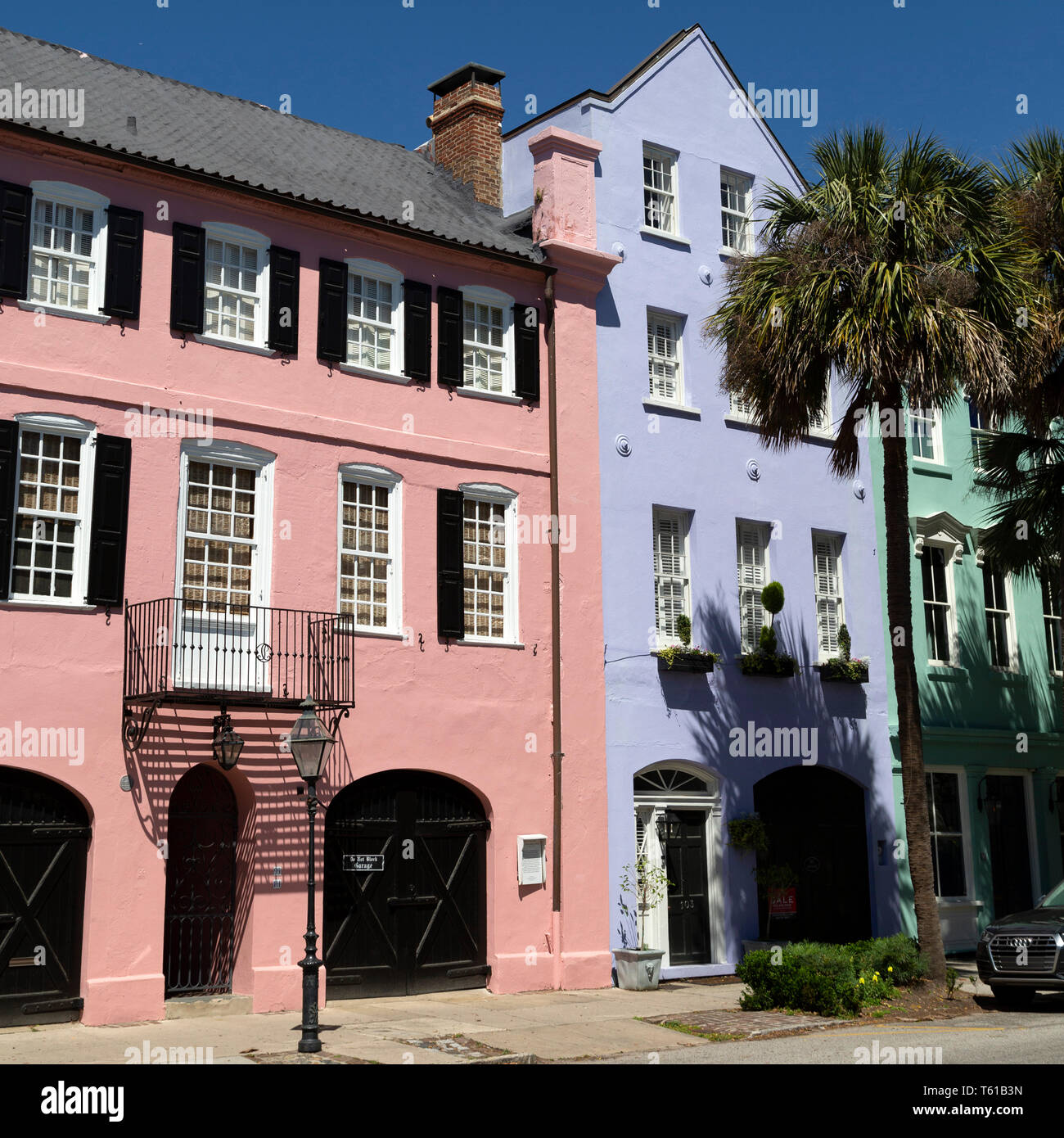 Façades pastel de bâtiments coloniaux à Charleston, Caroline du Sud, USA. Banque D'Images