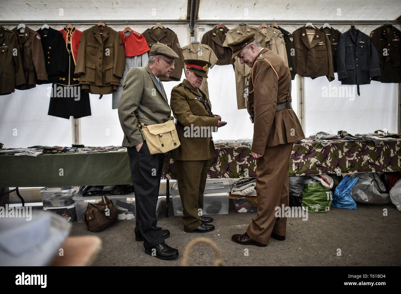 Les hommes habillés en uniforme d'ÉPOQUE DE LA DEUXIÈME GUERRE MONDIALE un étal de vêtements parcourir pendant la guerre dans la région des Cotswolds Gloucestershire au chemin de fer à vapeur du Warwickshire. Banque D'Images