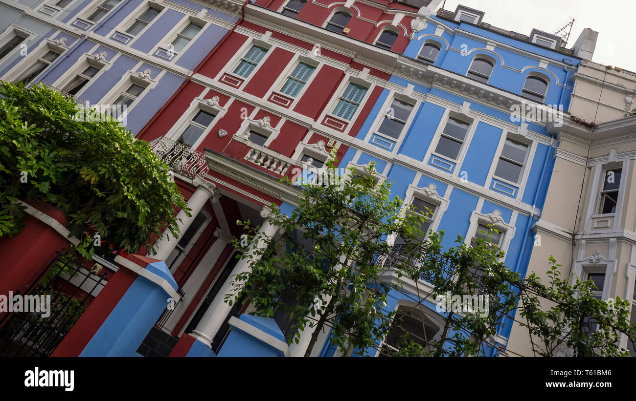 LONDRES, Royaume-Uni - 23 JUIN 2018 : maisons colorées qui sont une caractéristique de la région de Notting Hill Banque D'Images