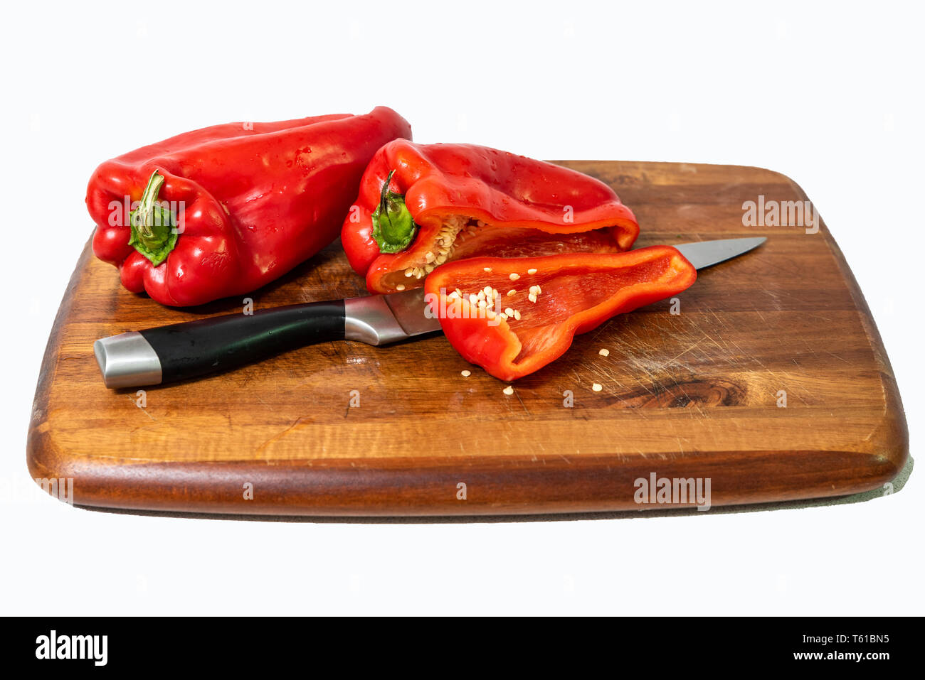 Poivrons rouges sur la planche à hacher au couteau Banque D'Images