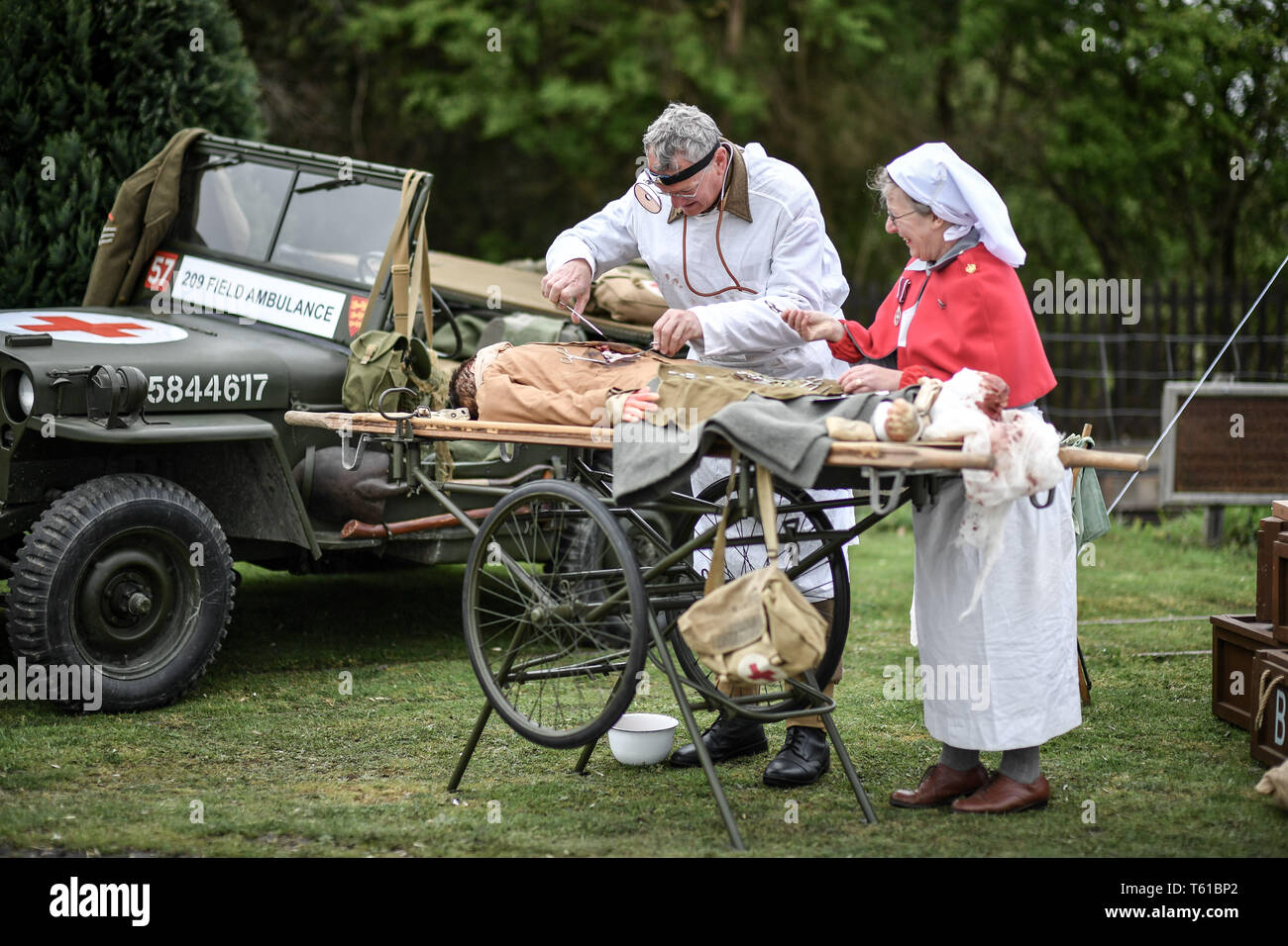 Un patient factice est exploité sur une maquette à l'hôpital de campagne de la DEUXIÈME GUERRE MONDIALE Au cours de la guerre dans la région des Cotswolds Gloucestershire au chemin de fer à vapeur du Warwickshire. Banque D'Images
