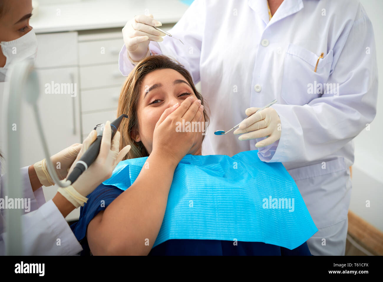 Dentisterie peur couvrant la bouche du patient Banque D'Images