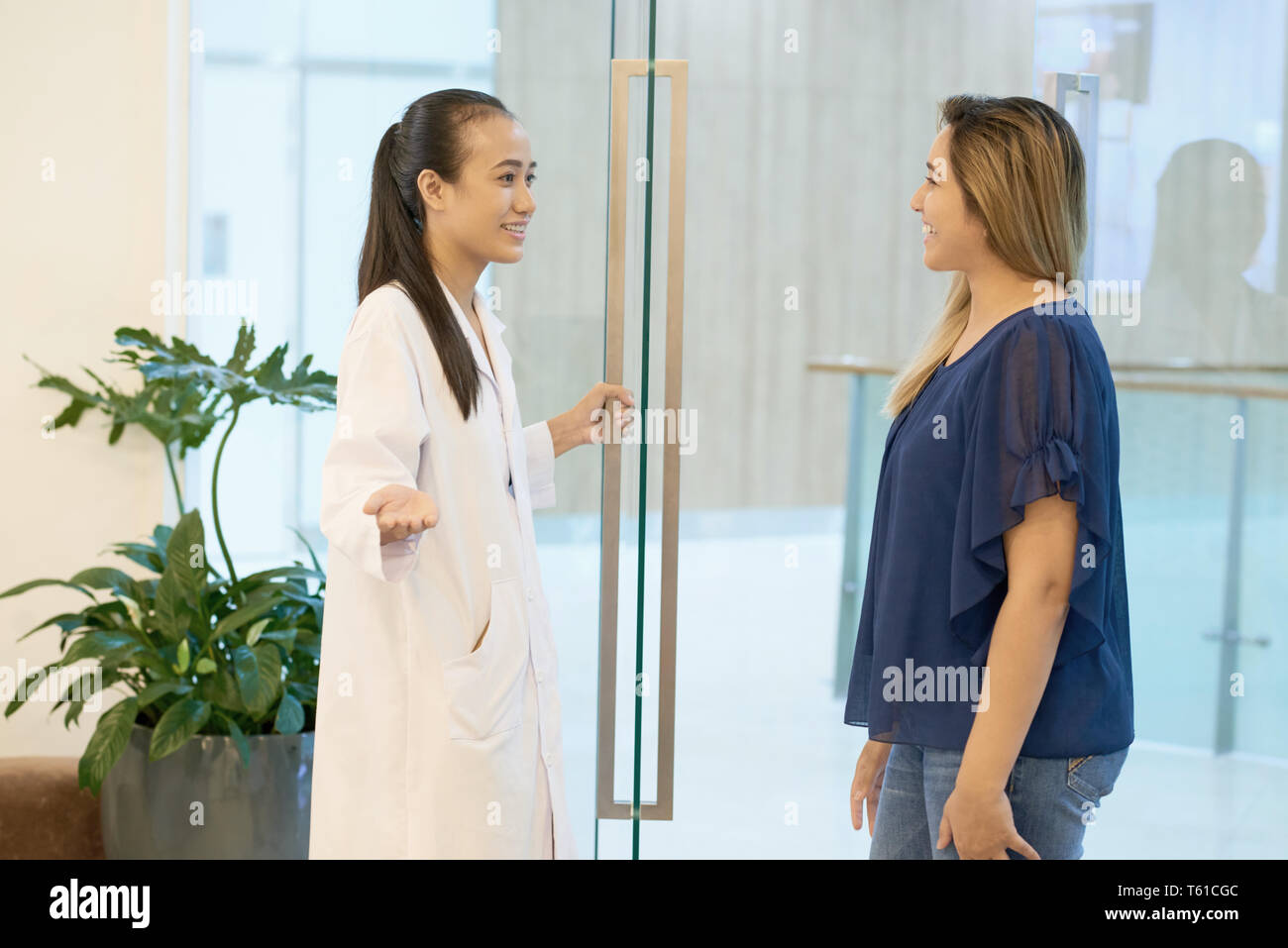 Réunion médecin patient dans l'entrée de la clinique Banque D'Images