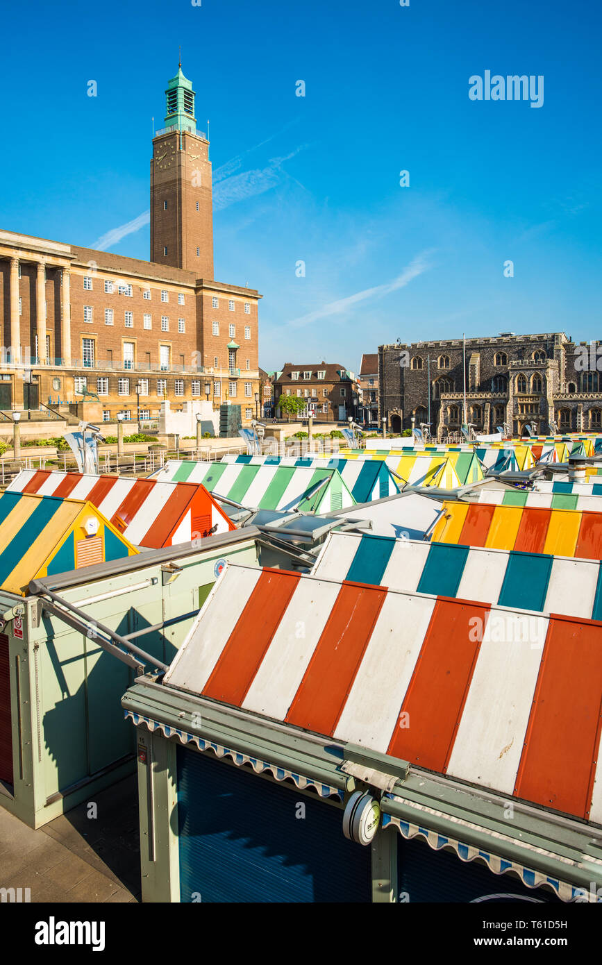 Marché de Norwich et l'Hôtel de Ville, Place du marché, Norwich, Norfolk, England, United Kingdom Banque D'Images