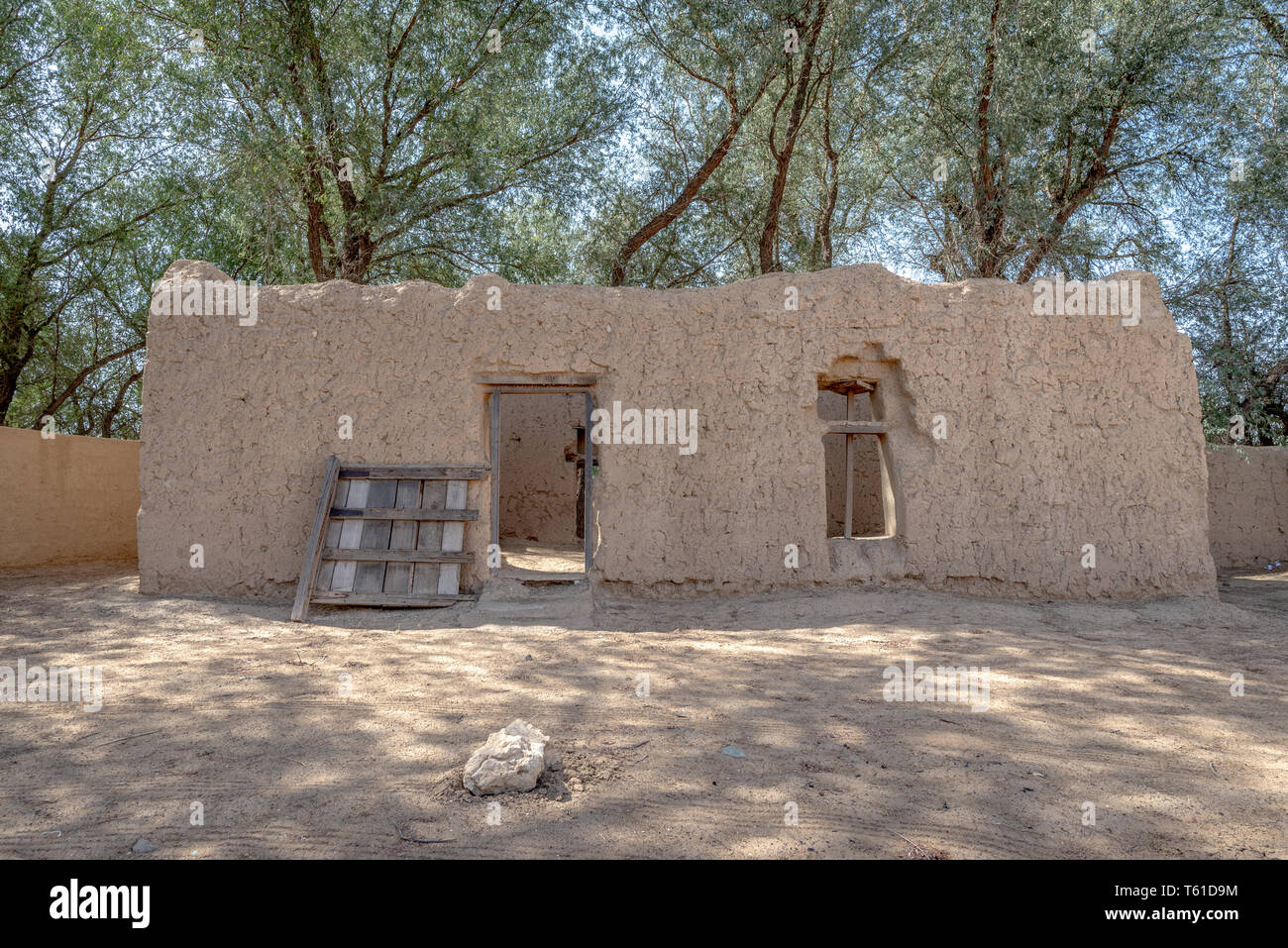 Fermer la vue d'Al Dahiri, maison arabe traditionnelle abandonnés dans un immeuble de standing avec cour intérieure ghaf arbres en arrière-plan, Al Ain, ÉMIRATS ARABES UNIS Banque D'Images