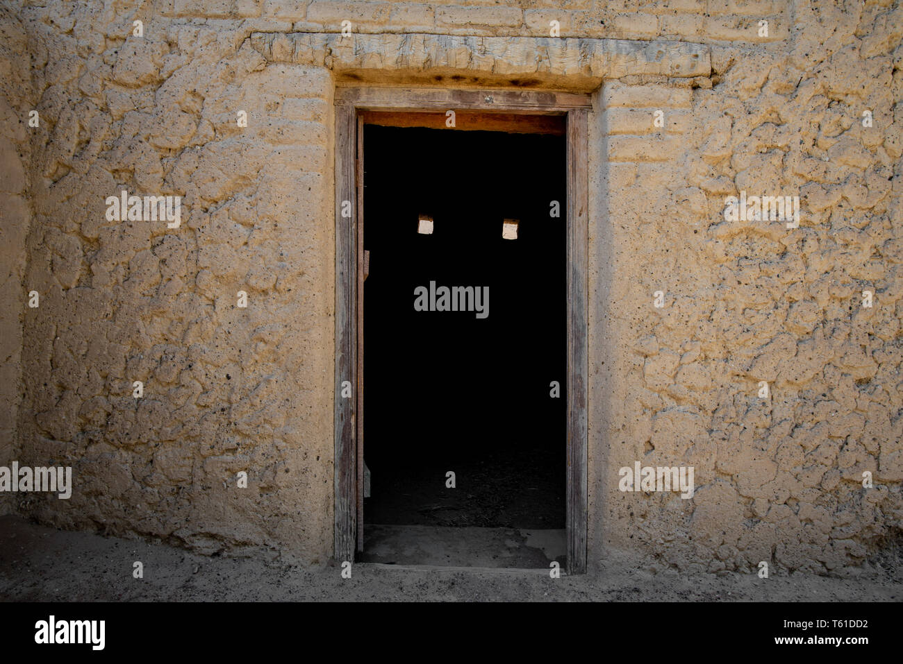 Porte s'ouvrit sur une chambre simple avec 2 petits carrés comme deux fenêtres symétriques yeux spooky, Al Ain, Émirats Arabes Unis Banque D'Images