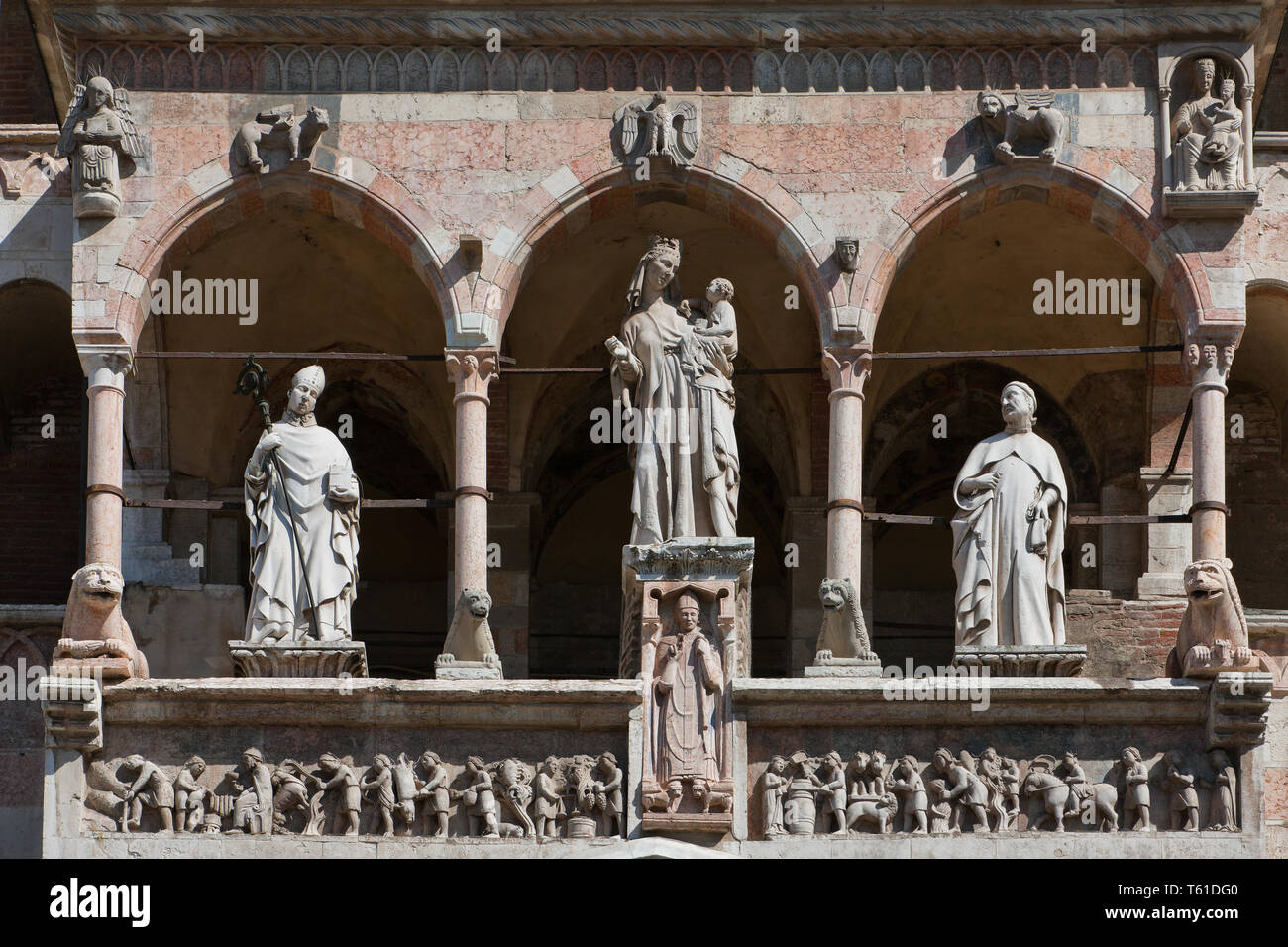 Crémone, il Duomo, facciata, Loggia Sopra il protiro del Portale Maggiore : Madonna con Bambino tra i Santi e Imerio Omobono Vescovo fregio marmoreo d ; Banque D'Images Crémone, il Duomo, facciata, Loggia Sopra il protiro del Portale Maggiore : Madonna con Bambino tra i Santi e Imerio Omobono Vescovo fregio marmoreo d ; Banque D'Images