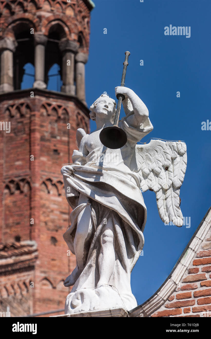 Crémone, il Duomo, facciata : statua di angelo con tromba. [ENG] Cremona, Duomo (cathédrale),façade : statue de l'ange avec trompette. Banque D'Images