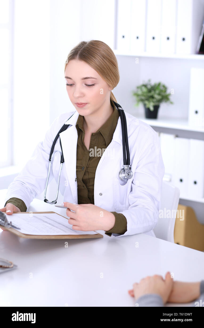 Jeune femme médecin et patient à l'examen médical à l'hôpital. Chemisier de couleur kaki du thérapeute semble bon. La médecine, les soins de santé et Banque D'Images