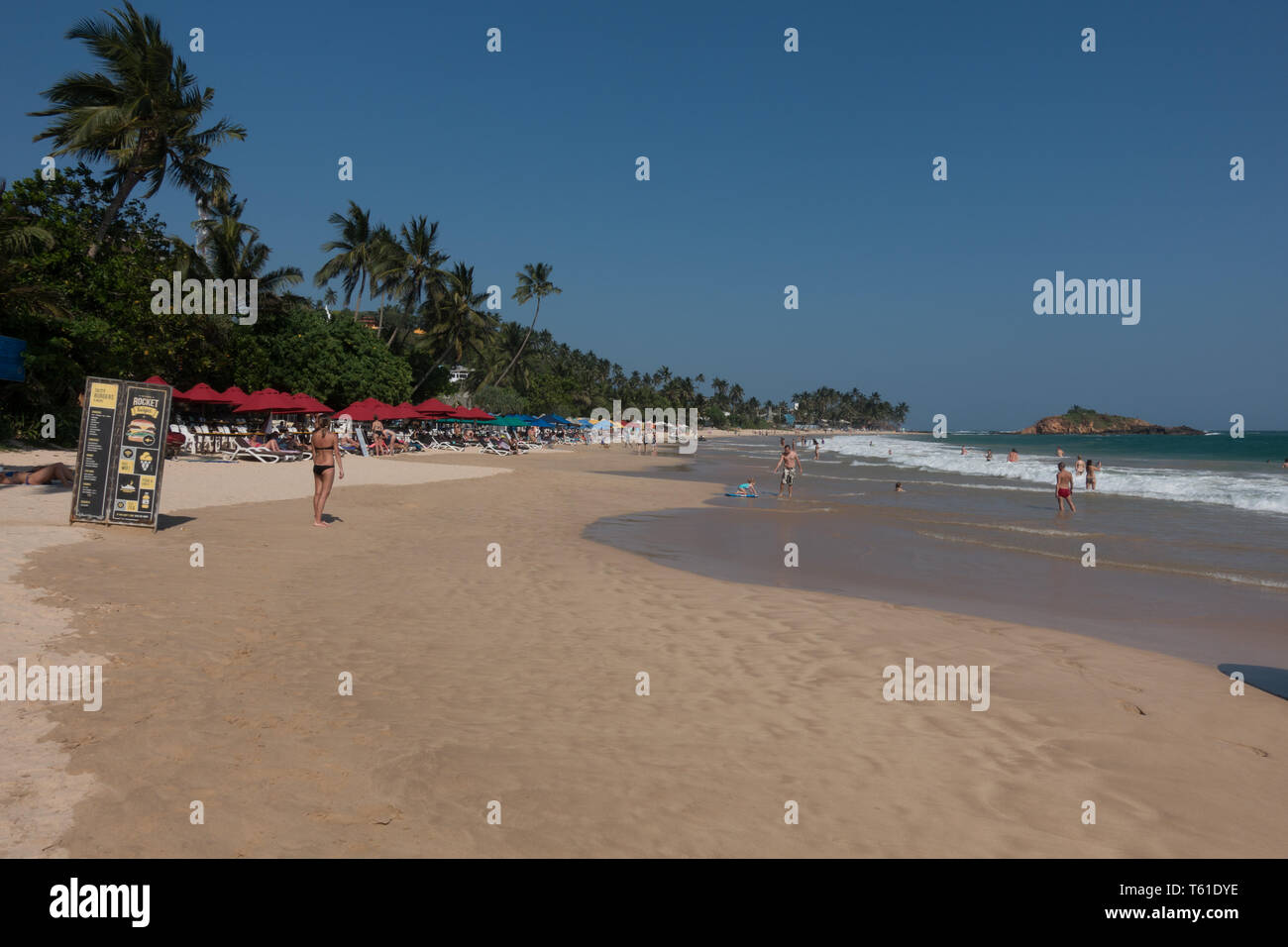 Les baigneurs, Mirissa, Sri Lanka. Banque D'Images